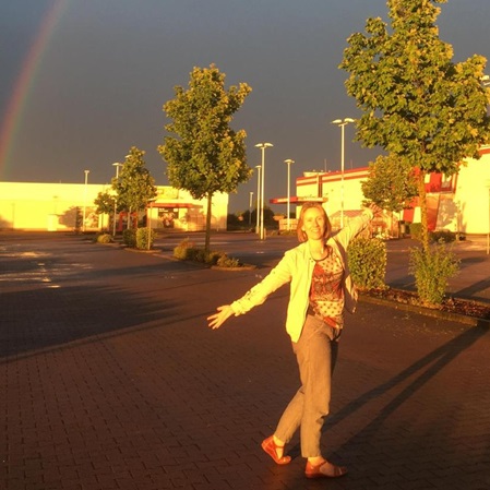 Maike tanzt unter dem Regenbogen